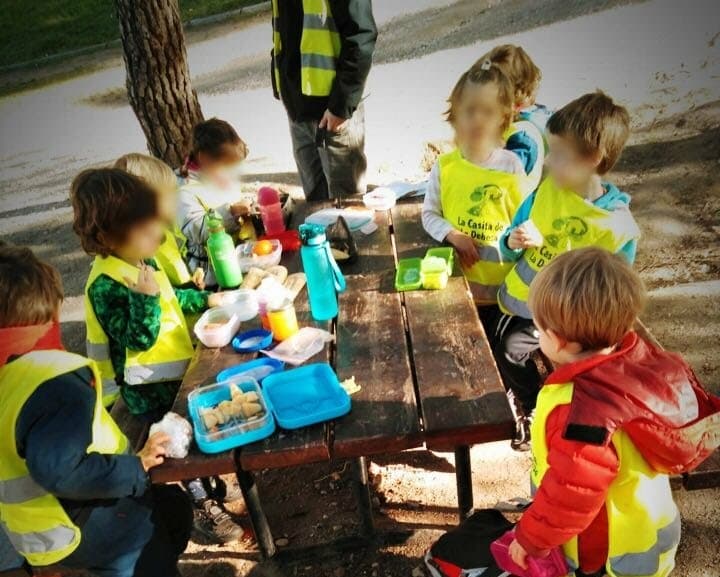 Niños desayunando al aire libre en La Casita